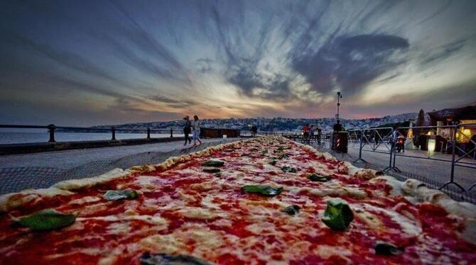 Pizza ist fertig! Und gleich 1,8 Kilometer davon. 250 neapolitanische Pizzabäcker haben damit einen neuen Weltrekord aufgeste