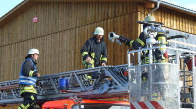 Feuerwehrleute umzingelten den Schweinemastbetrieb an der B 28 bei Wankheim. Doch es war zum Glück nur eine Übung. FOTO: MCE