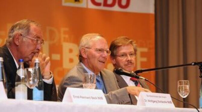 CDU-Wahlkampf in der Betzinger Kemmlerhalle: Der Bundestagsabgeordnete Ernst-Reinhard Beck (links) erhält Unterstützung von Staa