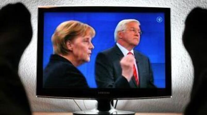 Aus der Sesselperspektive fotografiert: Bundeskanzlerin Angela Merkel und Kanzlerkandidat Frank-Walter Steinmeier beim TV-Duell.