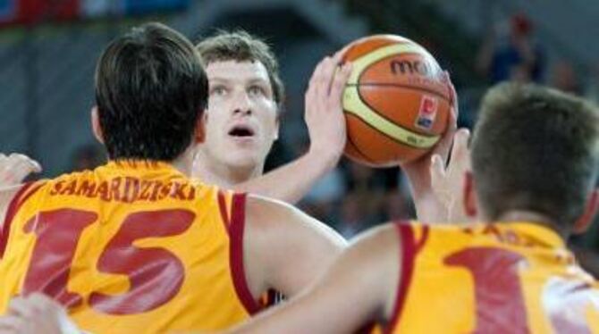 Patrick Femerling  behauptet den Ball gegen Samardziski und Tasovski.
FOTO: DPA