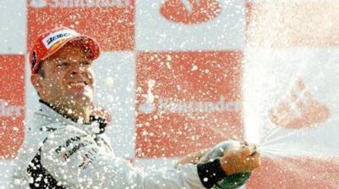 Rubens Barrichello feiert bei der Siegerehrung ab.
FOTO: DPA