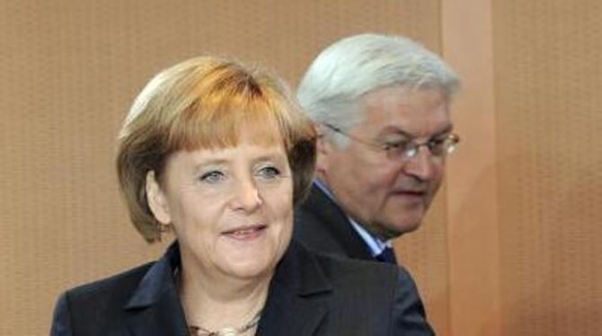 Kontrahenten im TV-Duell: Bundeskanzlerin Angela Merkel (CDU) und Bundesaußenminister Frank-Walter Steinmeier (SPD).
FOTO: DPA