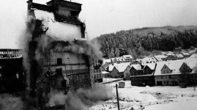 Symbol des Niedergangs der Textilindustrie: Das Hochhaus eines Tailfinger Trikot-Unternehmens wird im Winter 1983 gesprengt. Aus