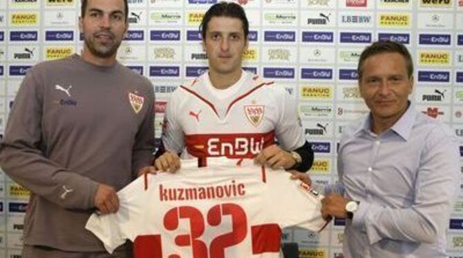 VfB-Neuzugang Zdravko Kuzmanovic (Mitte) zwischen Makus Babbel und Horst Heldt ist heiß auf Titel und sagt auch: "Ich bin ein De