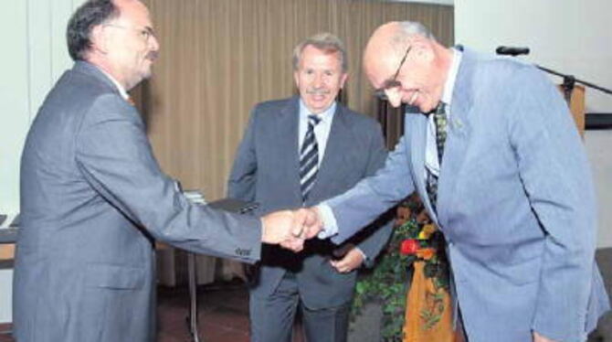 Dr. Wilhelm Borth (rechts) freute sich sehr über die Heimatmedaille, die ihm Kultusminister Helmut Rau (Mitte) und Karlheinz Gep