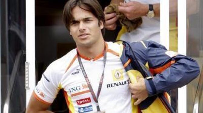 Nelson Piquet jr. verlässt beim GP in Istanbul das Motor-Home von Renault.
FOTO: DPA