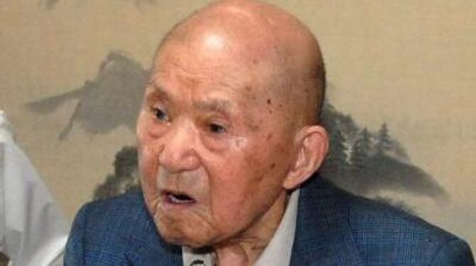 Die Aufnahme vom Juni 2007 zeigt den damals 111 Jahre alten Japaner Tomoji Tanabe.
ARCHIVFOTO: DPA