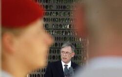 Bundespräsident Horst Köhler bei der Einweihung des neuen zentralen Ehrenmals der Bundeswehr in Berlin.
FOTO: DPA