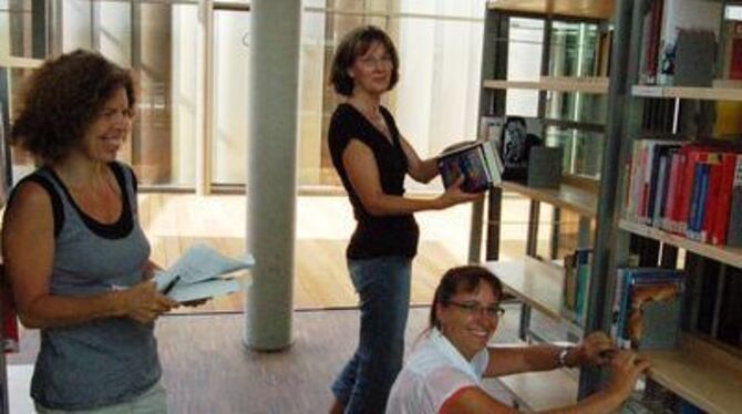 Bis zur Eröffnung am Samstag haben Monika Schramm, Beate Allgaier und Carmen Weiblen (von links) noch einiges zu tun.
FOTO: PETR