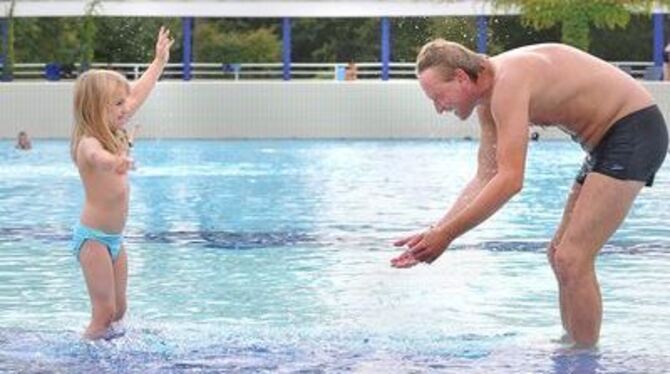 Lockeres Ausbaden: Die vierjährige Emma-Lou und ihr Papa genießen viel Platz im Wellenbecken.
FOTO: TRINKHAUS