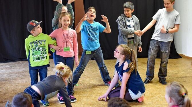 Da kommt Spielfreude auf: Kinder zwischen acht und zwölf Jahren entwickeln unter professioneller Anleitung Theaterszenen.  GEA-F
