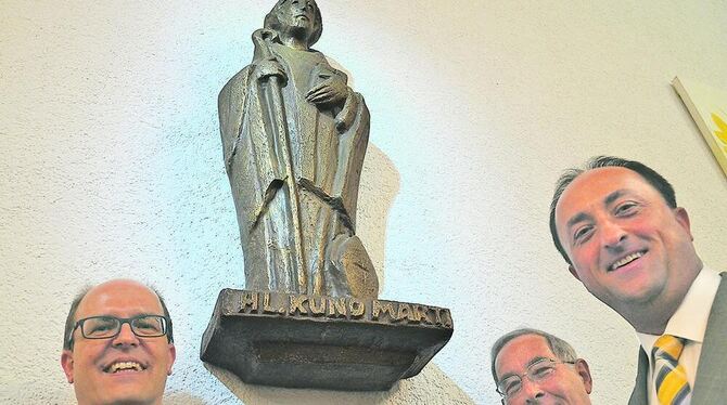 Drei Männer und ein Heiliger: Pfullingens Bürgermeister Michael Schrenk, der langjährige Vorsitzende des Pfullinger Geschichtsve