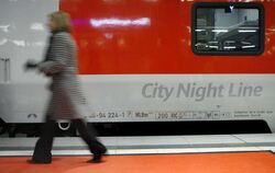 ARCHIV - Ein Fahrgast der Deutschen Bahn läuft im Hauptbahnhof in Berlin an einem Schlafwagen eines City Night Line-Zuges vorbei
