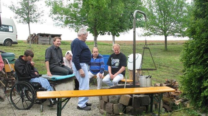 Sie verbrachten eine Freizeitwoche auf einem Gütle in Pliezhausen: Menschen mit schweren Handicaps und ihre Betreuer. FOTOS: FÜS