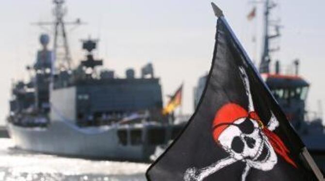 »Piratenflagge« vor einer Fregatte der Bundesmarine. Im Golf von Aden hat die Marine ein Piratenboot gestoppt. Dabei starb ein S
