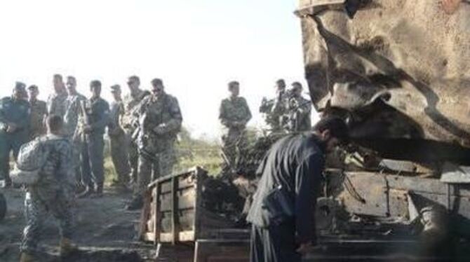 Afghanische Sicherheitskräfte und NATO-Experten untersuchen den umstrittenen Luftangriff auf Tanklastzüge in Kundus.
FOTO: DPA
