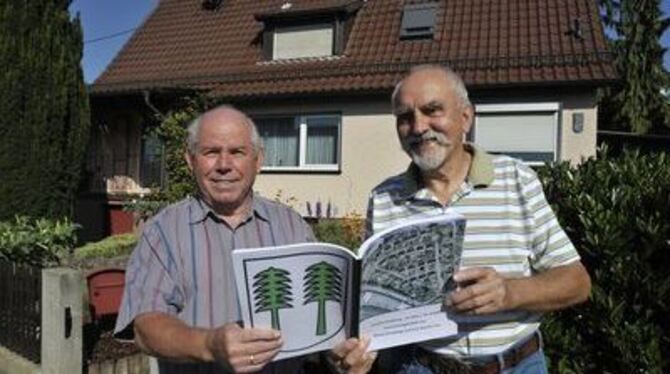 Alfred Schelling (rechts) und Karl Reuter haben die Geschichte der Betzinger Siedlung »Im Ghai/Holder« dokumentiert.
FOTO: NIETH