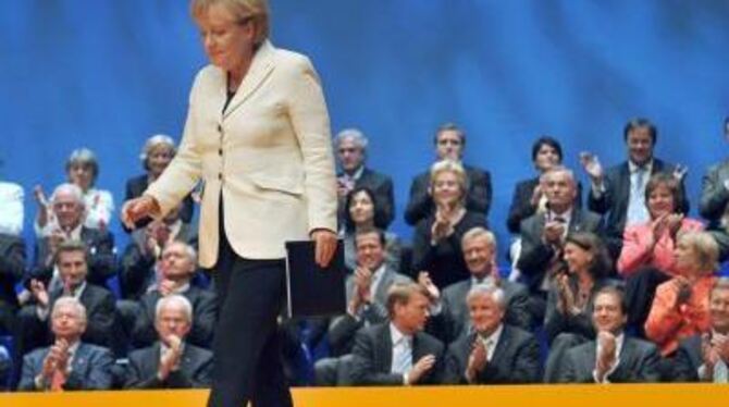 Bundeskanzlerin Angela Merkel (CDU) beim Wahlkampfauftakt ihrer Partei in Düsseldorf.
FOTO: DPA