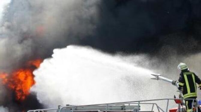 Ein Feuerwehrmann bei der Bekämpfung eines Großbrandes.
ARCHIVFOTO: DPA