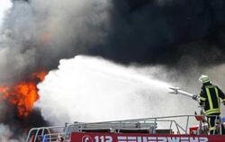 Ein Feuerwehrmann bei der Bekämpfung eines Großbrandes.
ARCHIVFOTO: DPA