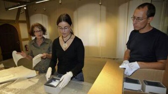 Ab in die Kiste, aber ganz vorsichtig: (von links) Sigrid Schumacher, Sibylle Wolf und Heiko Oschmann beim Verpacken der kostbar