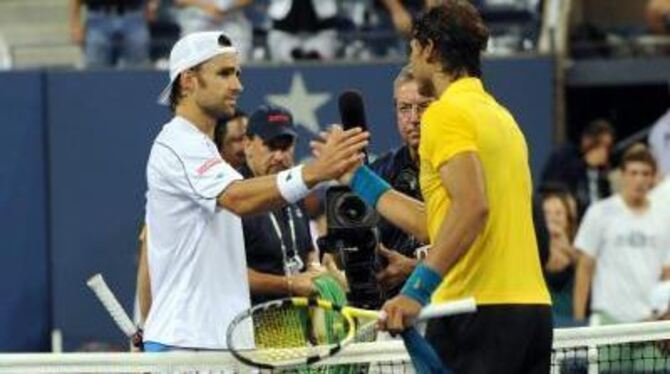Rafael Nadal (rechts) und Nicolas Kiefer reichen sich nach dem Match die Hand.
FOTO: DPA