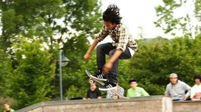 Mit einem schmalen Brett auf vier Rädern durch die Luft: Der Outdoor-Skatepark in Dettingen ist der größte in der Region.
FOTO: