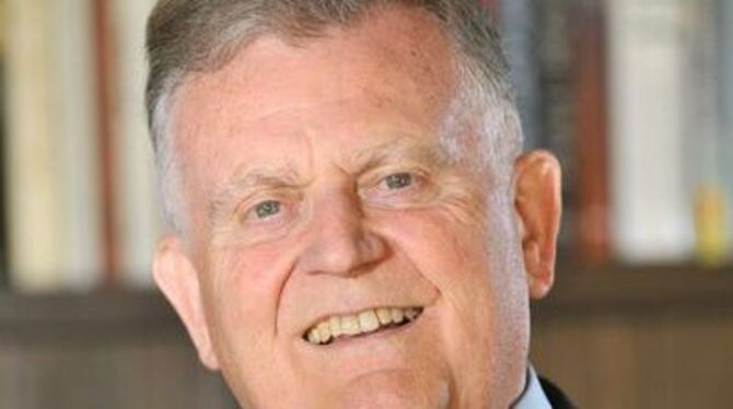 Jubilar Erwin Teufel lächelt in seinem Wohnhaus in Spaichingen in die Kamera.
FOTO: DPA