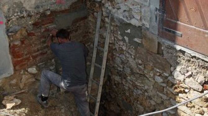 Beinahe akrobatisch gehen die Bauarbeiter bei der Sanierung der Schloss-Fundamente ans Werk: Erst werden sie freigelegt (Bild),