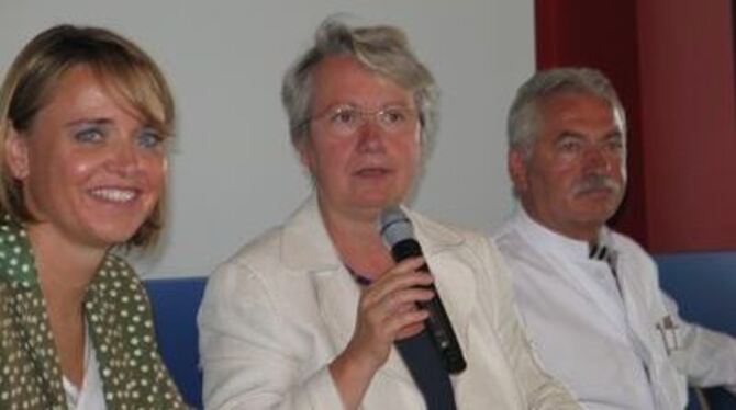 Annette Schavan mit der Tübinger CDU-Abgeordneten Annette Widmann-Mauz (links), und dem Ärztlichen Direktor der BG, Kuno Weise.