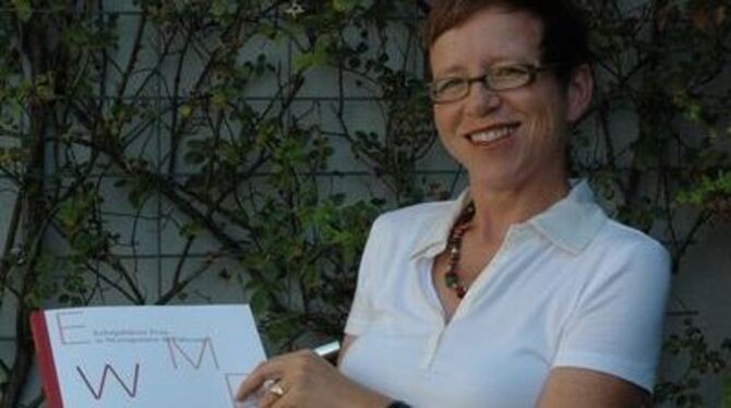 Ingrid Walter-Kühfuss mit dem Buch »Erfolgsfaktor Frau in Management und Führung«, in dem ihre Vita beschrieben ist.
GEA-FOTO: R