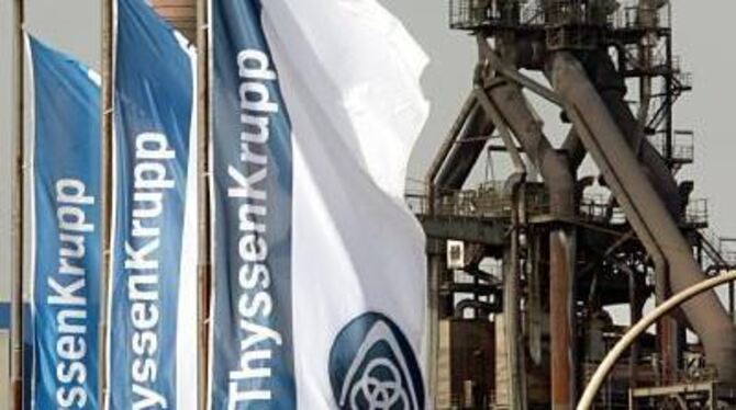 Fahnen wehen an der Hauptverwaltung von Thyssenkrupp in Duisburg.
FOTO: DPA