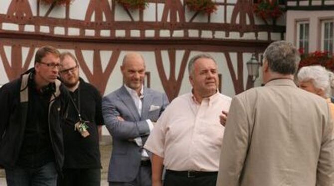 Stellprobe vor dem Dreh: Regisseur Michael Rösel (links) schaut sich vor dem Uracher Rathaus zusammen mit Kameramann Thomas Berg