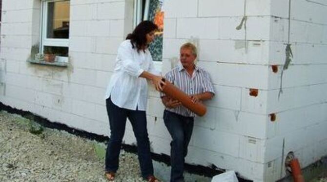 Ellen und Michael Laberenz haben Pech beim Hausbau: Auch Rohre fürs Regenwasser müssen nun noch nachträglich rings um den Neubau