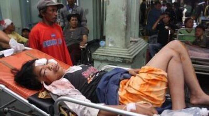 Ein heftiges Erdbeben hat in Indonesien mindestens 15 Menschenleben gefordert.
FOTO: DPA