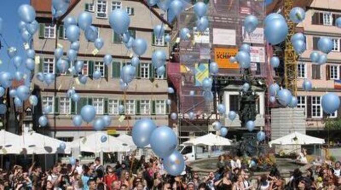 Auf Luftballons lassen die Freiwilligen ihre Wünsche in den Himmel steigen.
GEA-FOTO: ASP