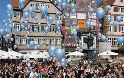 Auf Luftballons lassen die Freiwilligen ihre Wünsche in den Himmel steigen.
GEA-FOTO: ASP