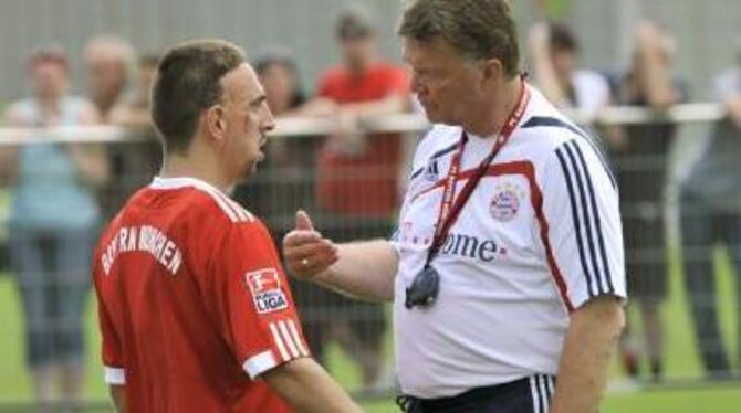 Zwischen Franck Ribéry (links) und Trainer Louis van Gaal herrscht keine Einigkeit.
FOTO: DPA