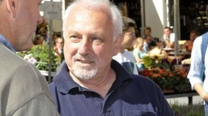 Auf Tuchfühlung mit dem Wahlvolk: Stefan Straub im Spitalhof.
FOTO: NIETHAMMER