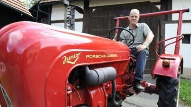 Zweimal Baujahr 1958: Günther Hirschburger und sein Porsche-Diesel.
GEA-FOTO: PACHER