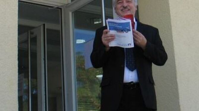 Der kommissarische Leiter der VHS Metzingen, Norbert Schimanski, mit dem neuen Programm: "Wir nehmen die Herausforderungen der Z