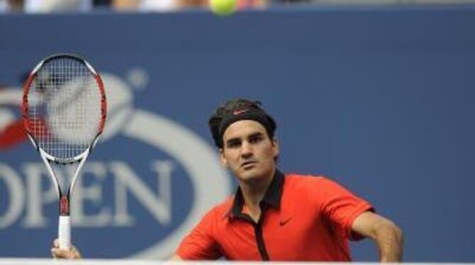 Roger Federer spielt in der ersten Runde der US Open locker auf.
FOTO: DPA