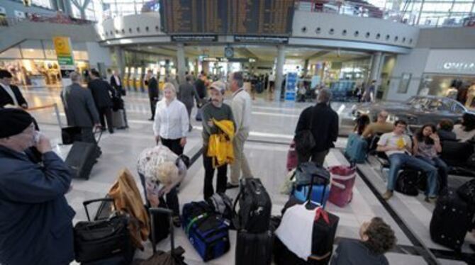Der Streik der Air-Berlin-Piloten hat am Flughafen Stuttgart für Wartezeiten gesorgt. FOTO: DPA