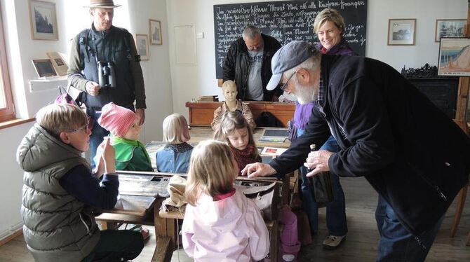Mal auf der Schulbank sitzen wie früher die Urgroßeltern, das konnten Kinder beim Familientag in Gruorn. FOTO: PRIVAT Mal auf der Schulbank sitzen wie früher die Urgroßeltern, das konnten Kinder beim Familientag in Gruorn. FOTO: PRIVAT