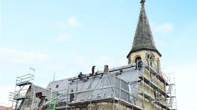 Das Schieferdach der Johanneskirche in Wannweil wird komplett erneuert, wie auch der gemauerte Turmhelm. Zugleich verfugen die H