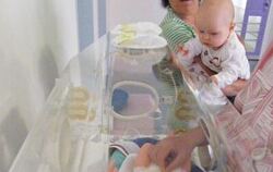 Hilfe für Frühgeborene: Ein Intensiv-Inkubator, im Volksmund Brutkasten genannt, erhöht die Lebenschancen der Allerkleinsten.
FO