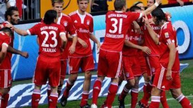 Mario Gomez (rechts) vom FC Bayern jubelt nach seinem Tor zum 1:0 mit der Mannschaft.
FOTO: DPA