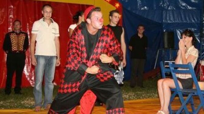 Spielt mit dem und für das Publikum: Clown Pepino vom Zirkus Francordi.
FOTO: LEIPPERT
