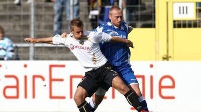 Den Gegner nicht zur Entfaltung kommen lassen: Alexander Schreckinger (rechts) ist im Mittelfeld des SSV Reutlingen für den Abrä